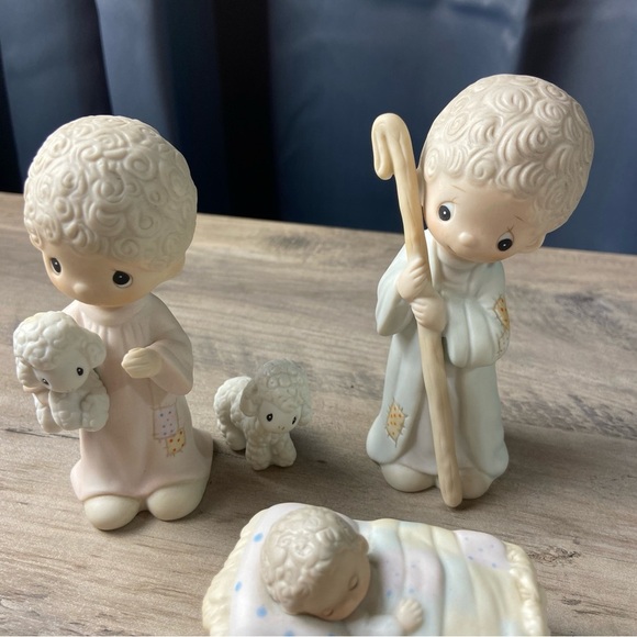 Precious Moments Nativity Figurine 5pcs.  Come Let us Adore Him. - Picture 2 of 9